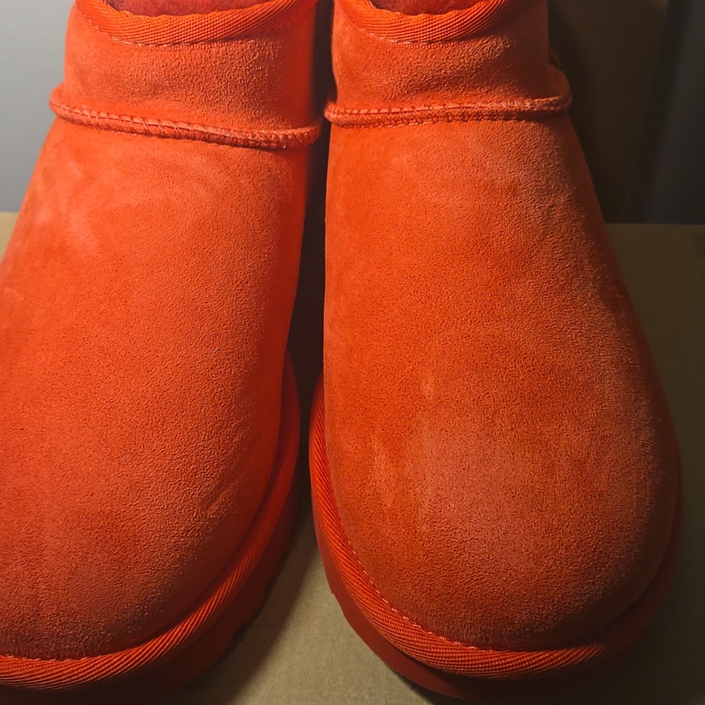 UGG Womens Classic Mini Boot in Red Size 10-NEW - Picture 2 of 3